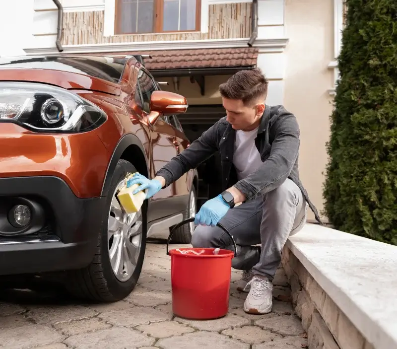 Lavage auto à domicile Saint-Martin-la-Méanne : professionnel intervenant sur un véhicule